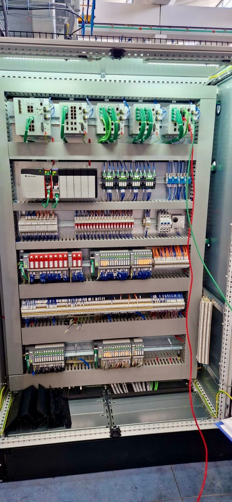 Quadro elettrico industriale con PLC, relè, switch ethernet e morsettiere